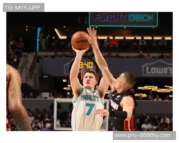 克尼佩尔半场表现亮眼9投5中贡献12分2板4助攻三分球命中率高达50